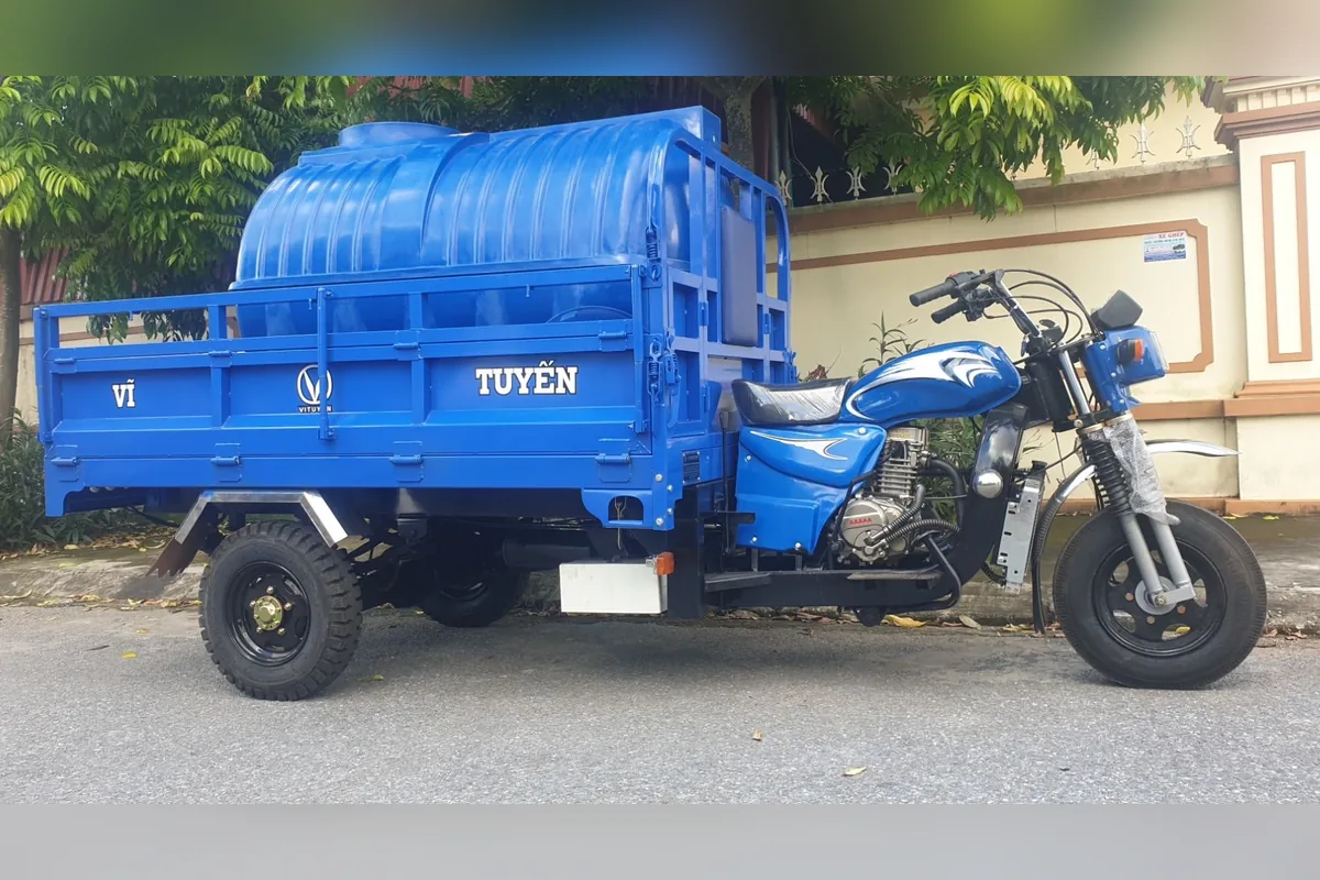 Xe ba bánh Vĩ Tuyến chở bồn nước