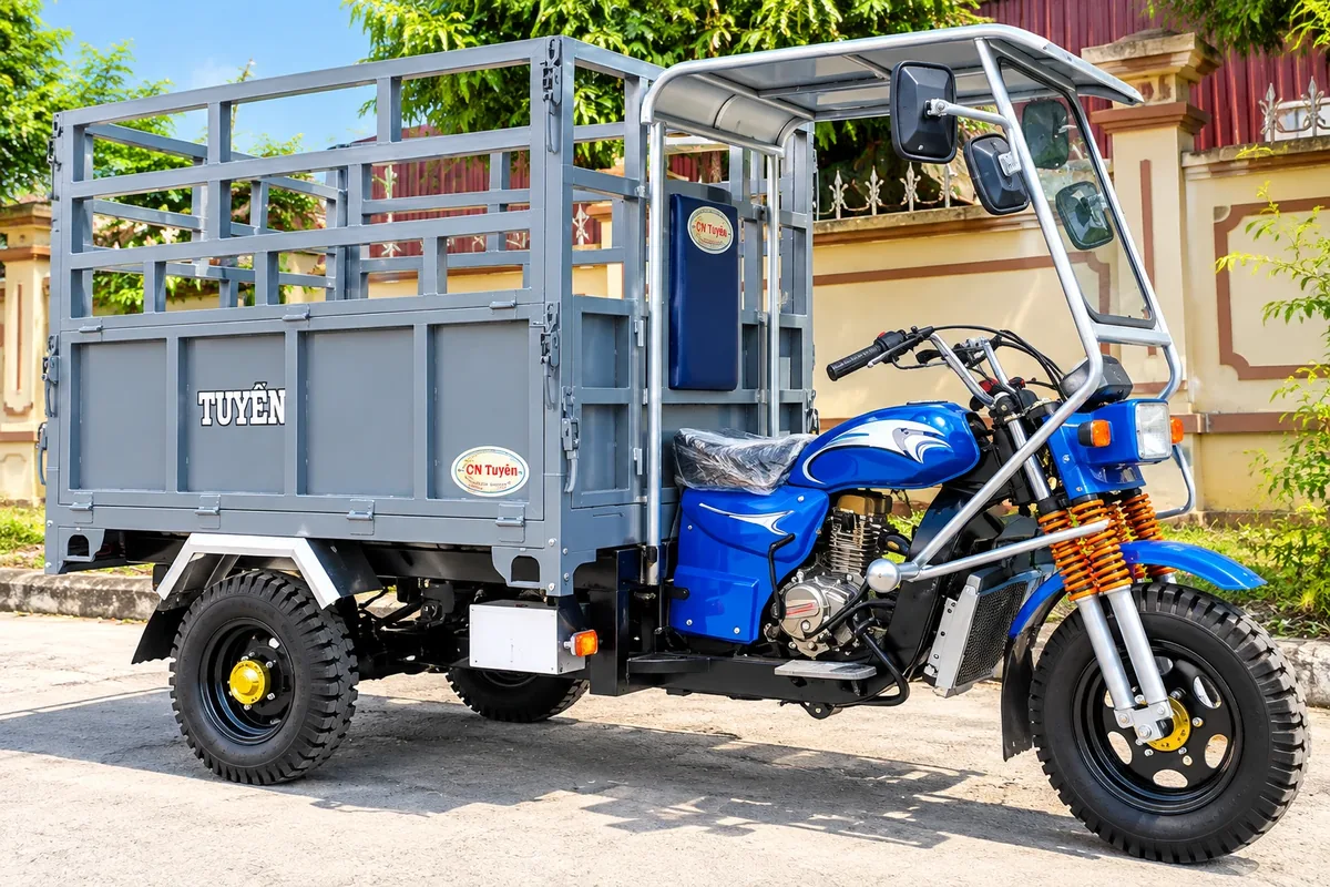 Xe ba bánh thùng lồng cao có mái che – Thùng lồng khung thép vách cao, thoáng khí, an toàn khi di chuyển.